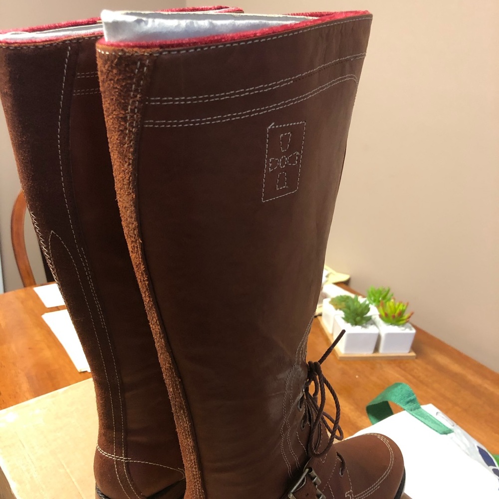 Never Worn: Women’s leather Timberland boots